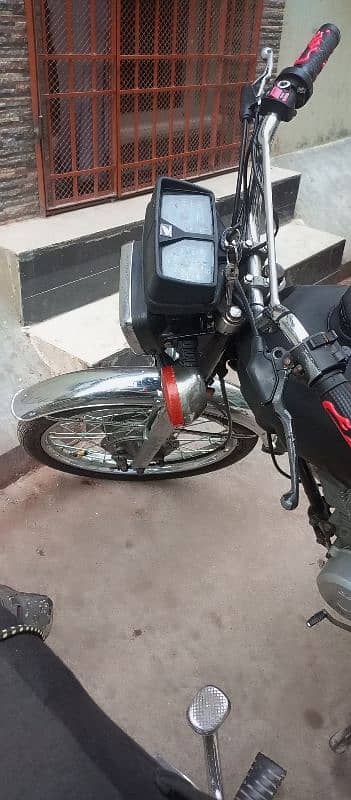 Unique 125 (2017) karak bike sealed hai sub karachi number hai 3