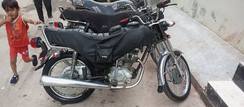 Unique 125 (2017) karak bike sealed hai sub karachi number hai 4