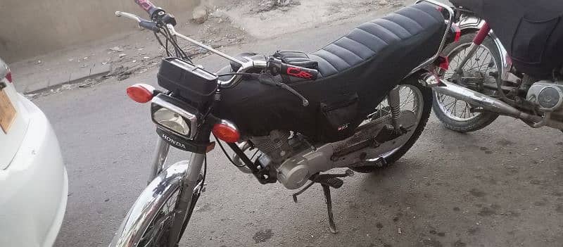 Unique 125 (2017) karak bike sealed hai sub karachi number hai 5