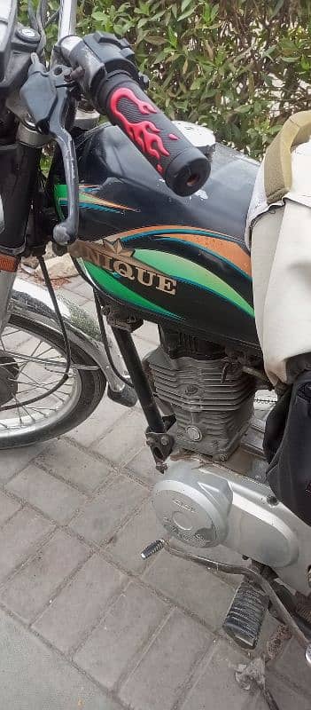 Unique 125 (2017) karak bike sealed hai sub karachi number hai 7