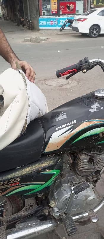 Unique 125 (2017) karak bike sealed hai sub karachi number hai 8