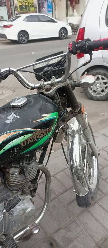 Unique 125 (2017) karak bike sealed hai sub karachi number hai 9