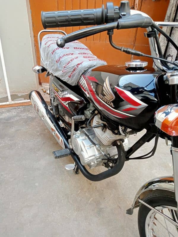 Honda CG 125 model 2024 ka 10 month 1350 km Chali ve unregistered ha 2