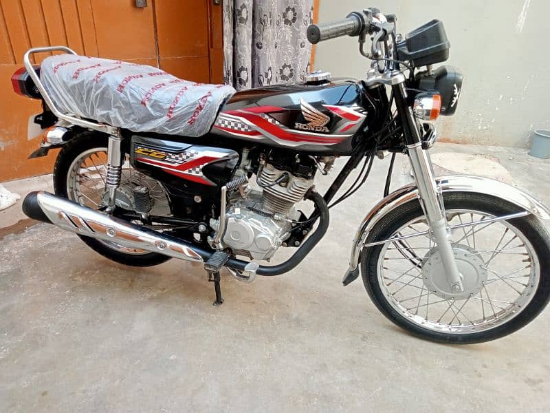 Honda CG 125 model 2024 ka 10 month 1350 km Chali ve unregistered ha 3