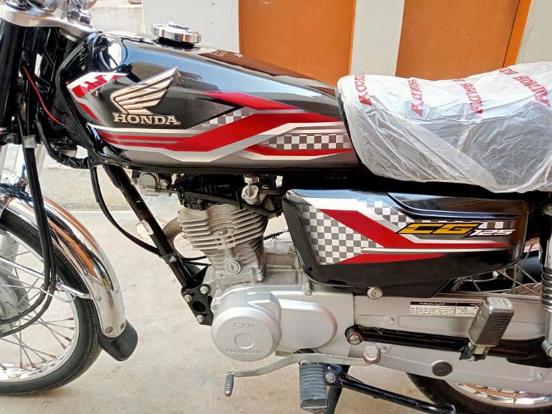 Honda CG 125 model 2024 ka 10 month 1350 km Chali ve unregistered ha 6