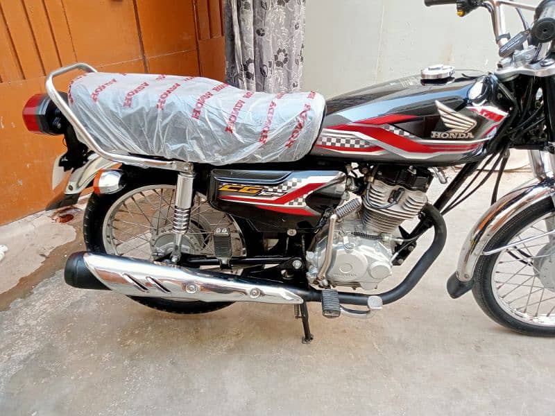 Honda CG 125 model 2024 ka 10 month 1350 km Chali ve unregistered ha 7