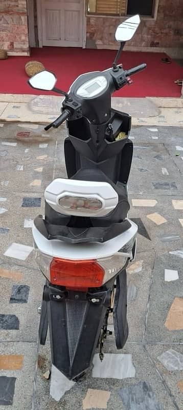 yj future charging scooty 0