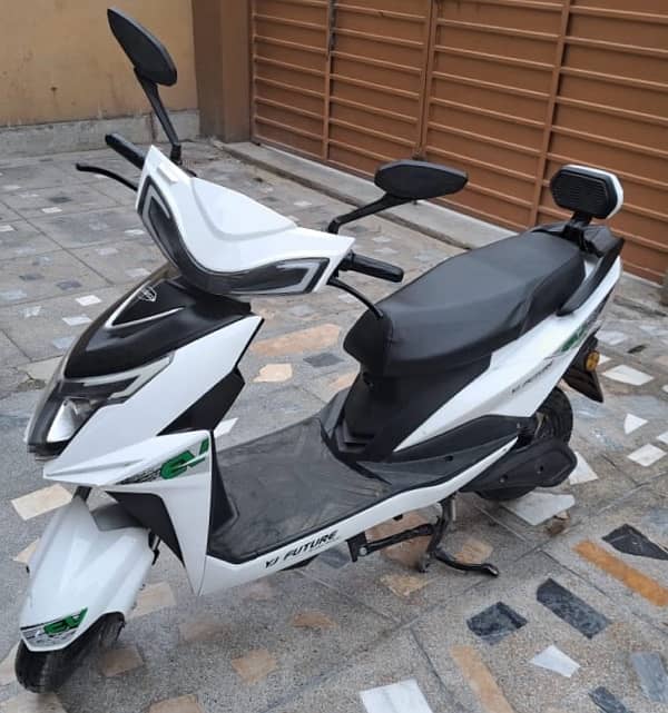 yj future charging scooty 1