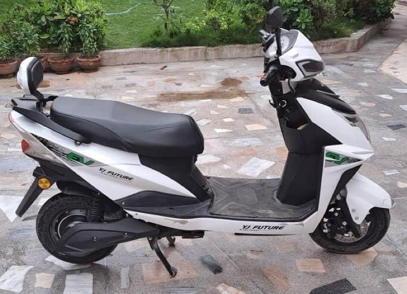 yj future charging scooty 3