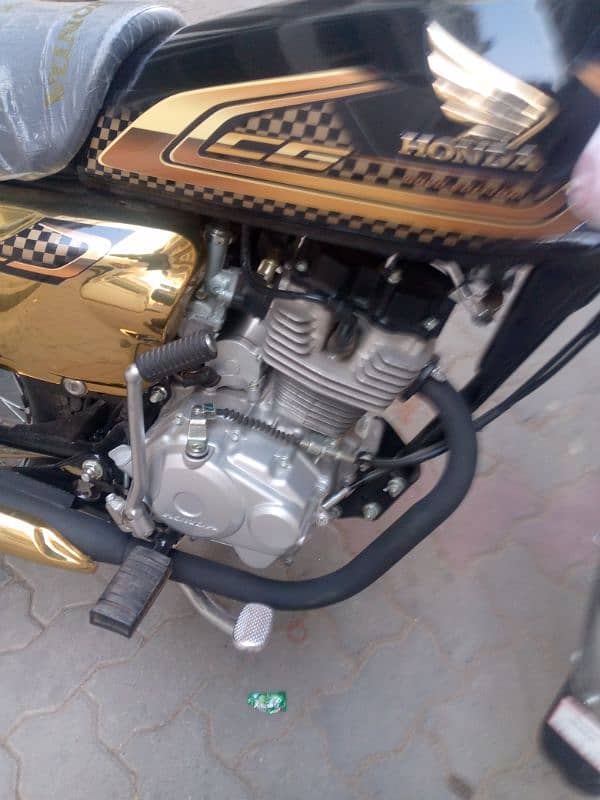 Honda 125 sepicial gold edition self start 3