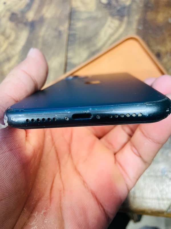 iphone 11 64 factory unlock non pta 80 healh 1