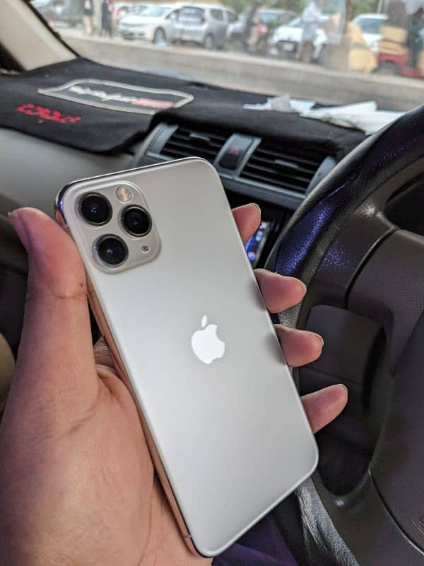 iPhone 11 Pro White Factory Unlock 3