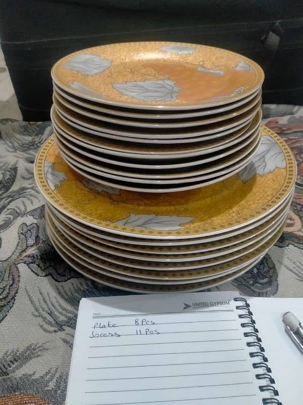 57 pcs dinner set looks like new 3