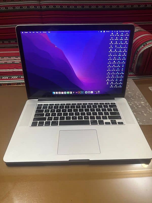 MacBook pro 2015 15.4 inch display 3