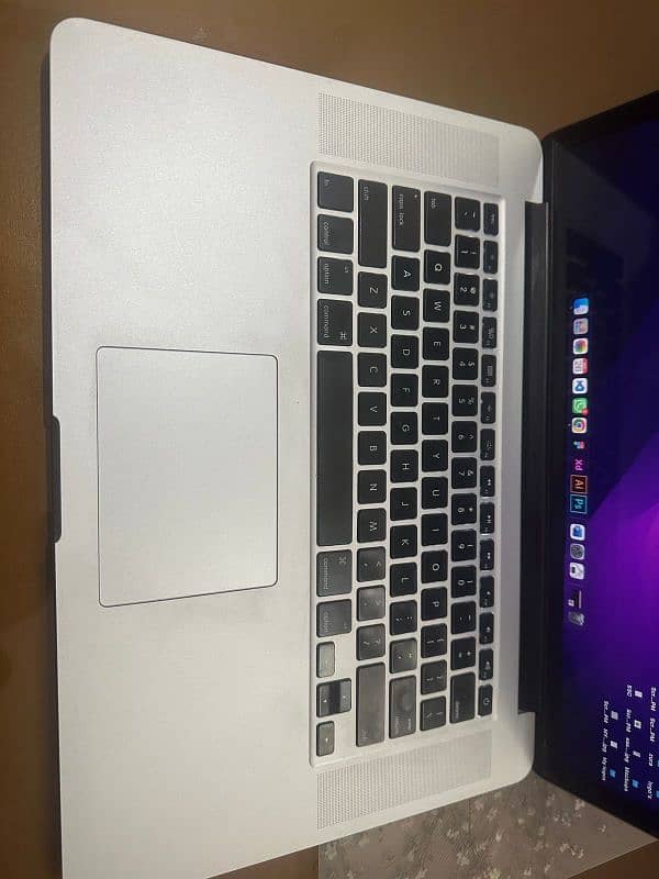 MacBook pro 2015 15.4 inch display 4