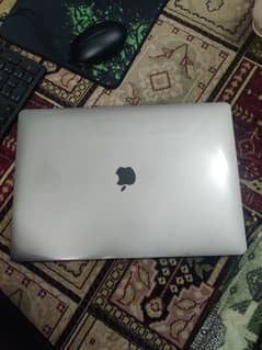 MacBook pro 2017 with original box and charger