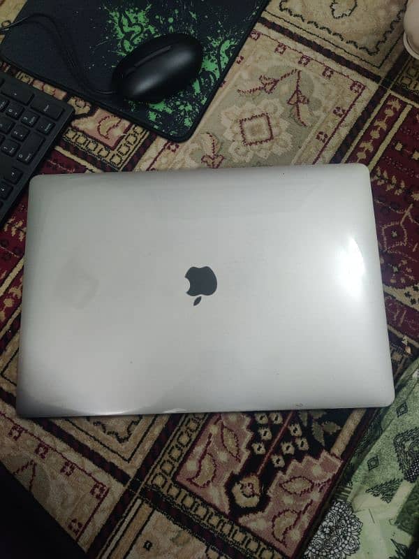 MacBook pro 2017 with original box and charger 0