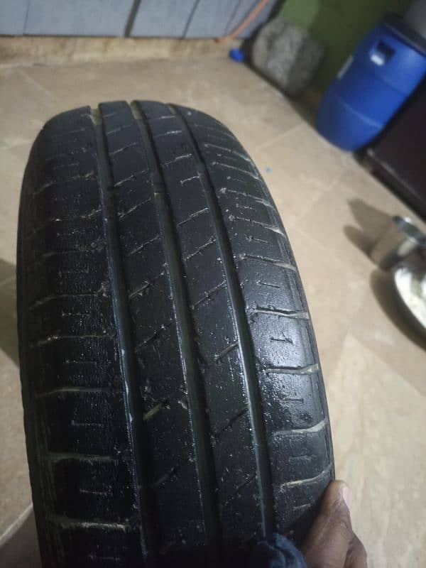 atrezzo shob k tyre hain 10.000 km running h bus 1