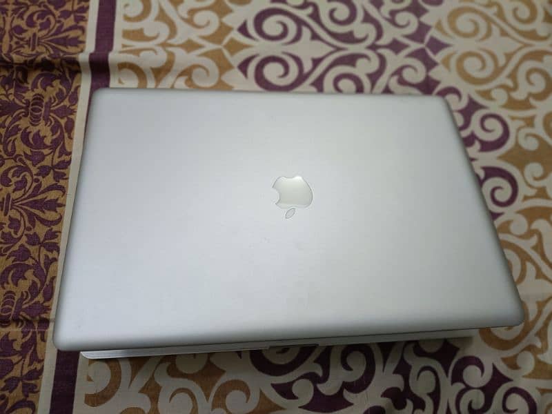 MacBook pro 2011 , 17 inch , core i7\2nd , 1 GB Dedicated graphic card 2