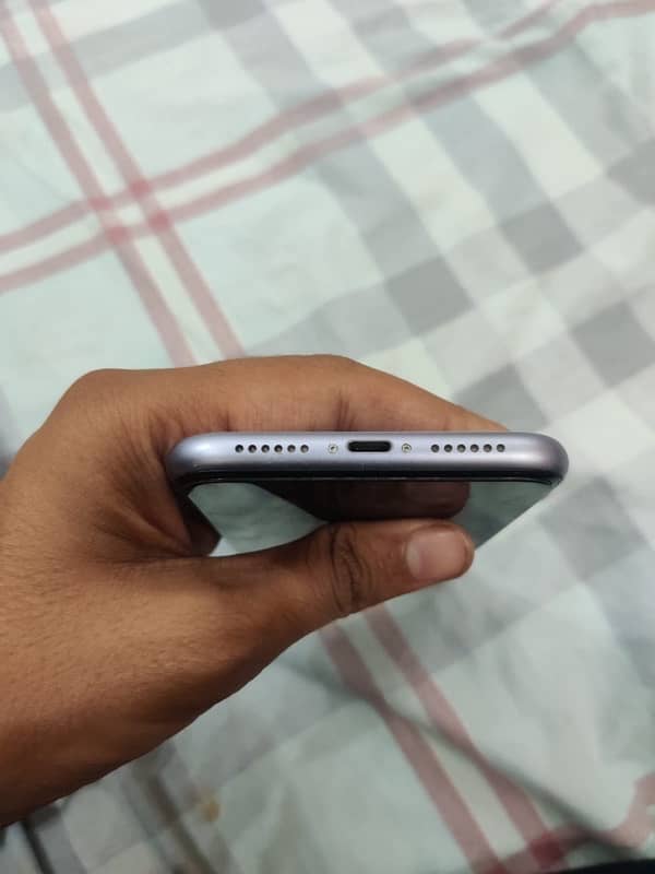 iphone 11 128gb water pack no scratch 4