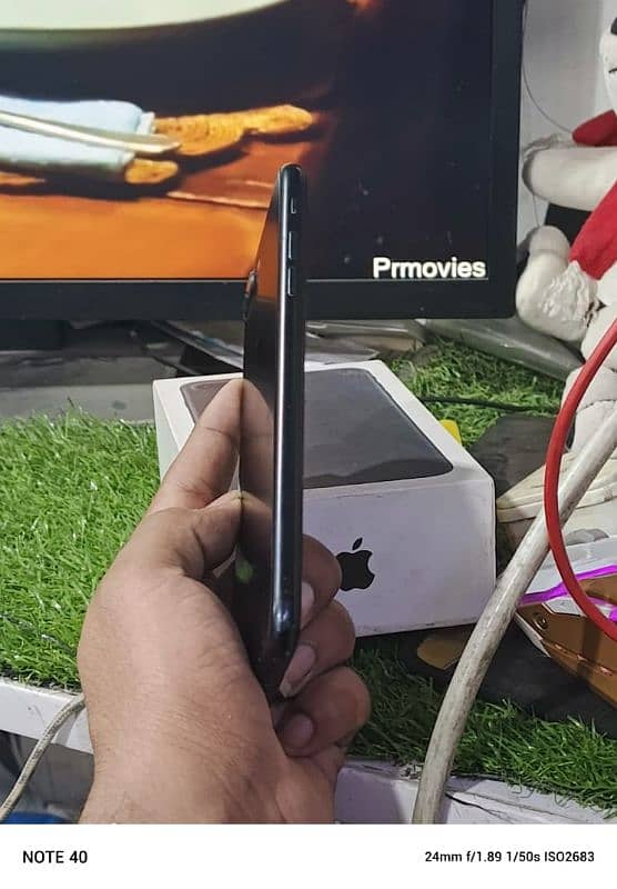 7 Plus PTA 128gb Box Charger Cable 3