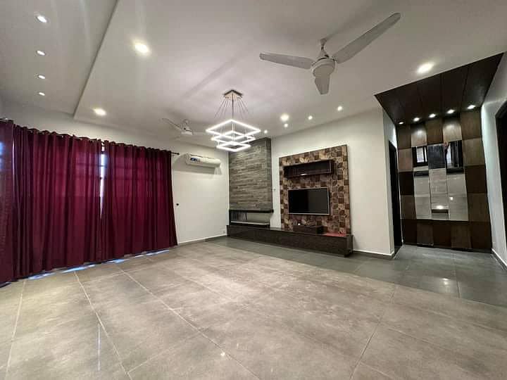 A Beautiful 1 Kanal House Is Out Class Nice House Available For Rent In PHASE 1 DHA, Lahore. 19