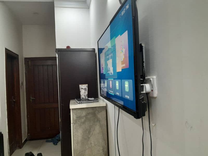 Changhong Ruba 43 inches television with Google and Youtube . Andriod 4 2