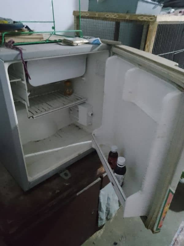 Mini Room refrigerator One door 1