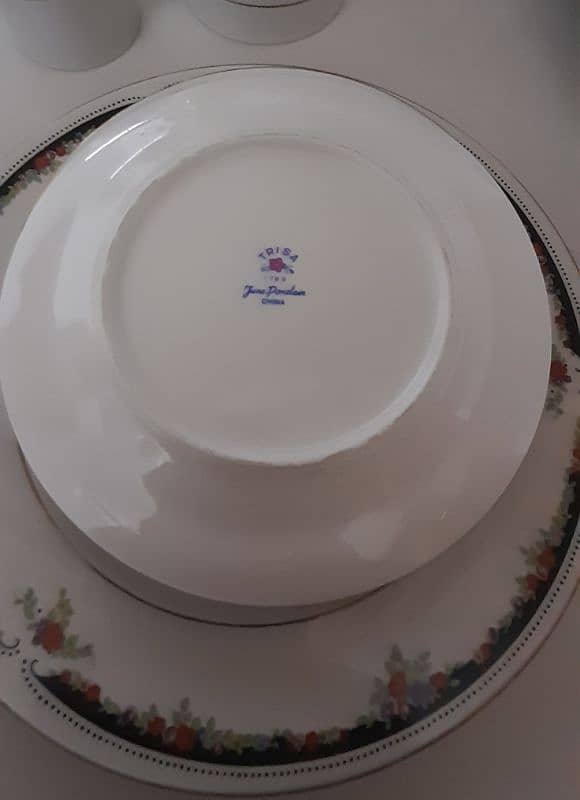 Tea set serving 4 person very less price. Little bit used 2