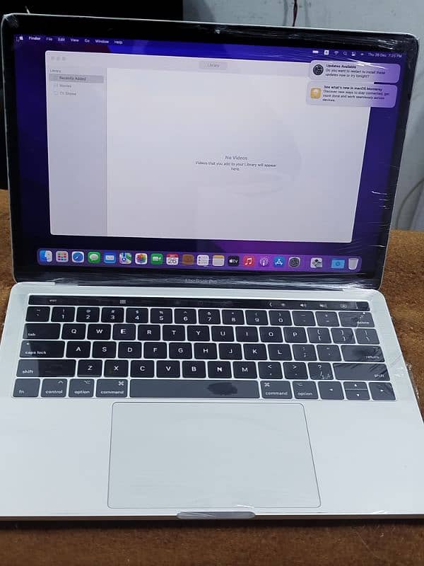 MacBook Pro 2016 core i7 16gb ram 512ssd touch bar 1