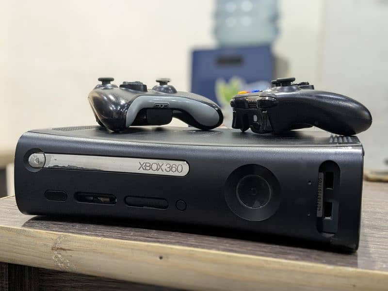 Xbox 360 with 2 original controller 0