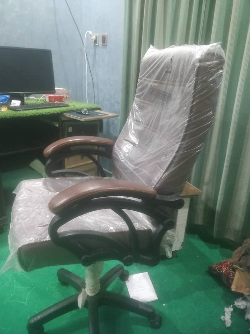 Vip Office Chair Revolving AlMost New 1