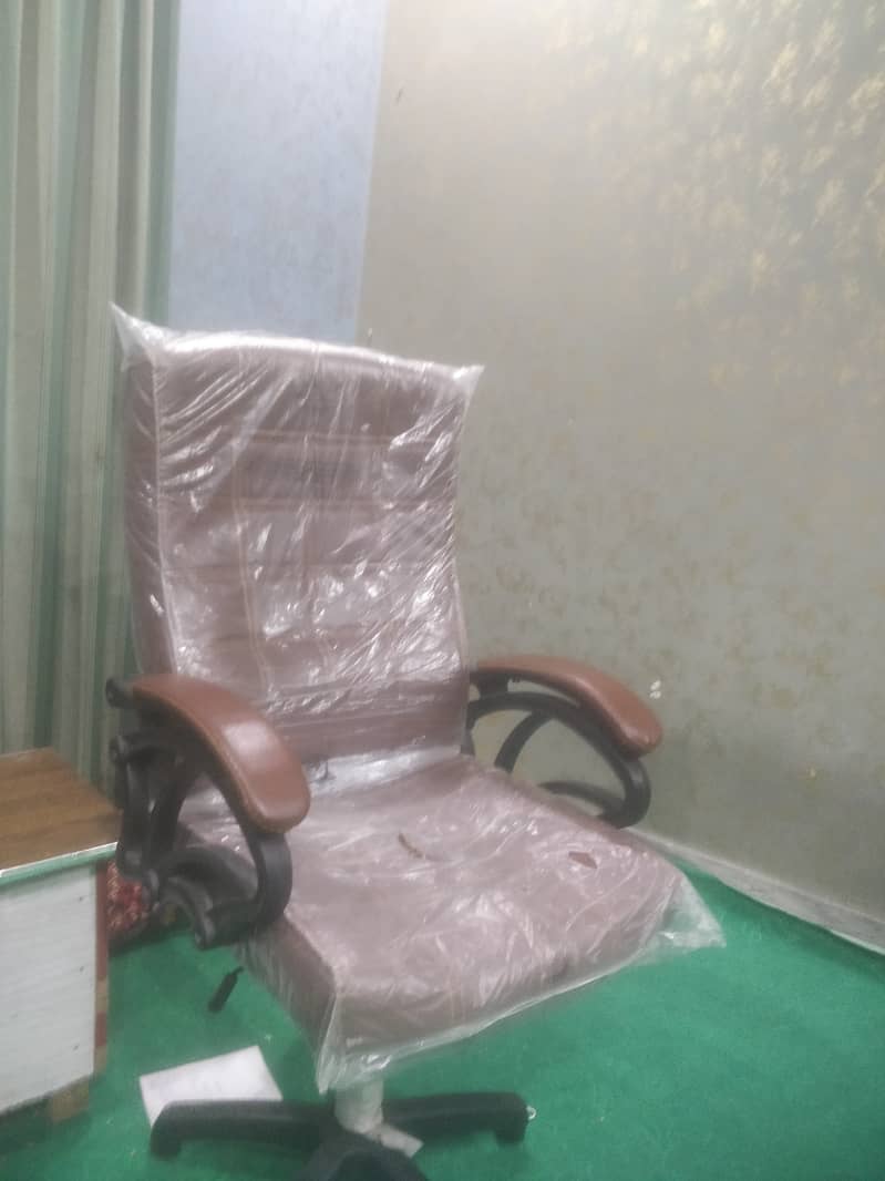 Vip Office Chair Revolving AlMost New 3