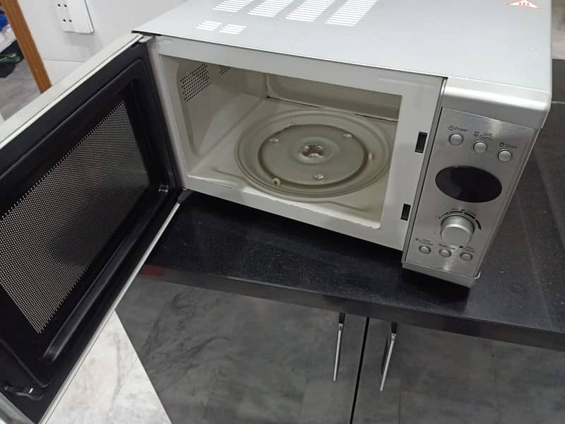 100% working / non repaired Microwave in perfect condition 1