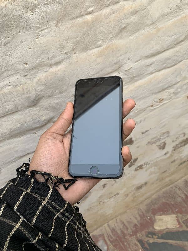 iphone 8+ 64gb pta penal chng 3