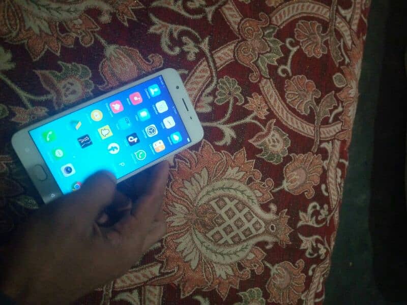 Oppo f1s 4/64 all OK phone demand 7000 0