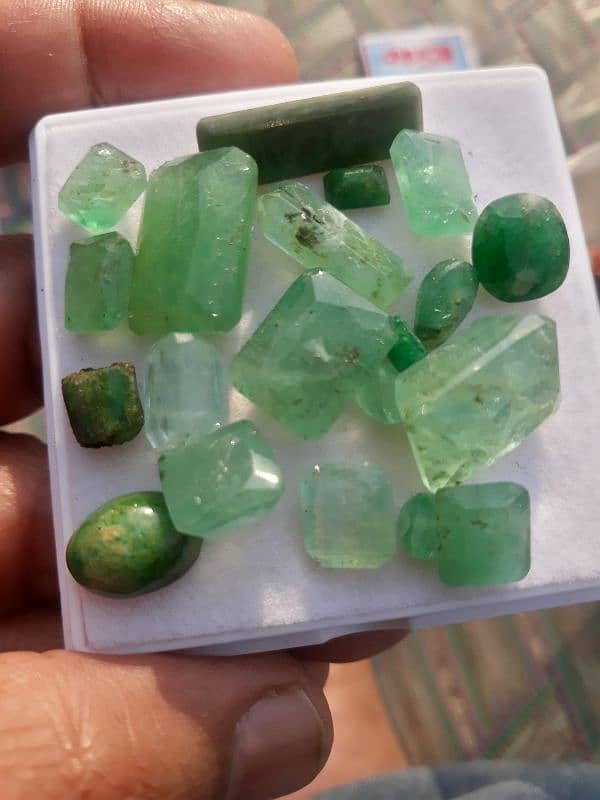 gemstone Emerald natural beautiful colour Afghanistan 19