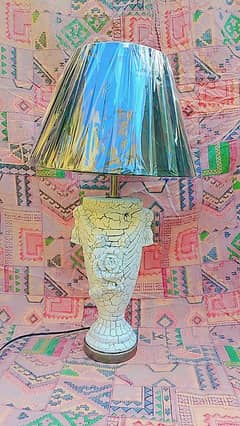 Table lamp in crack paint