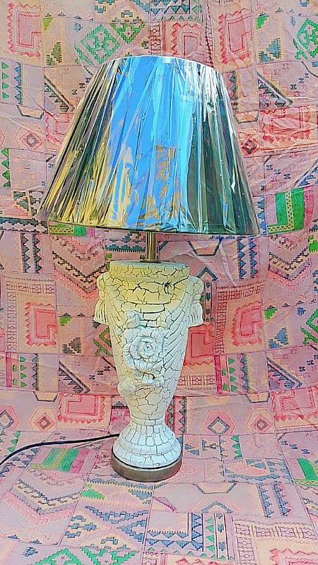 Table lamp in crack paint 0