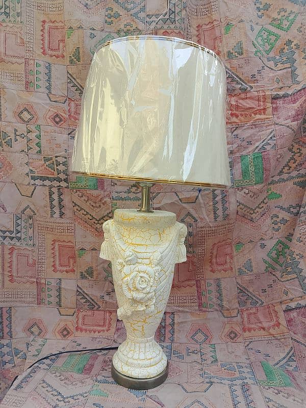 Table lamp in crack paint 1