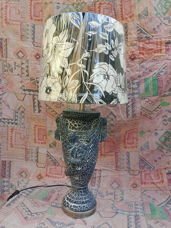 Table lamp in crack paint 2