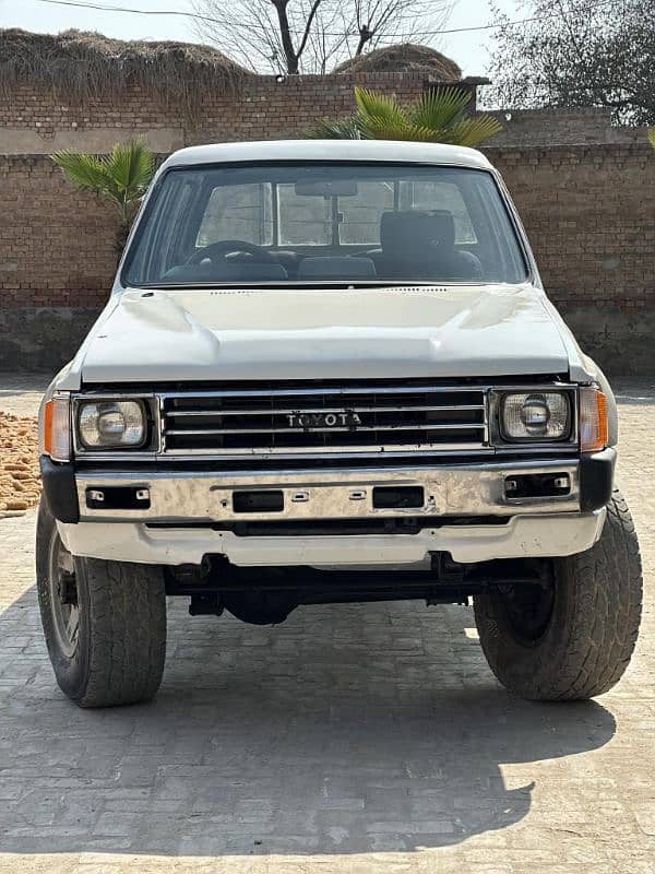 Toyota Hilux double-cab 1988 3