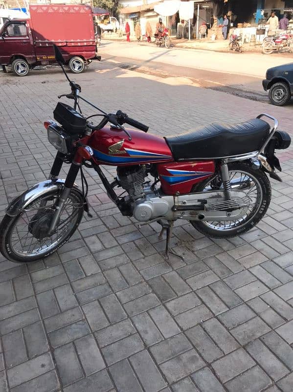 Honda CG 125 for sale in good condition with genuine tanki tapay. . 1