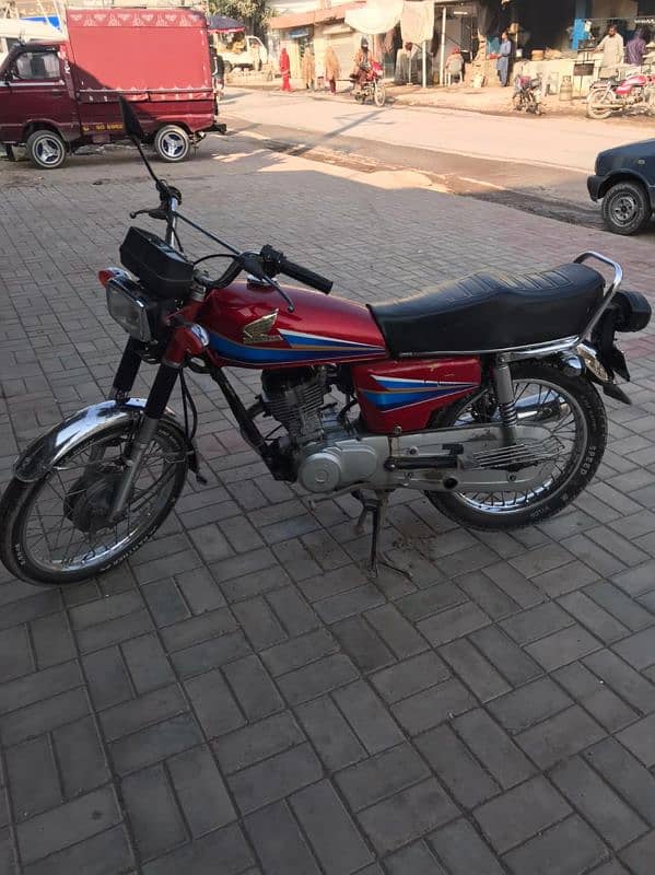 Honda CG 125 for sale in good condition with genuine tanki tapay. . 3