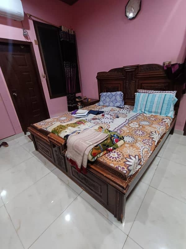 Bed set without mattress. 1