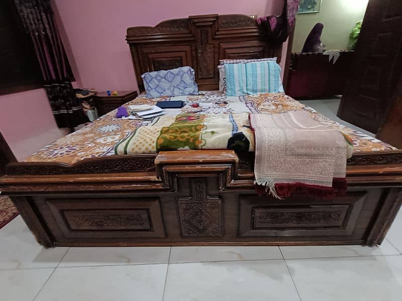 Bed set without mattress. 2