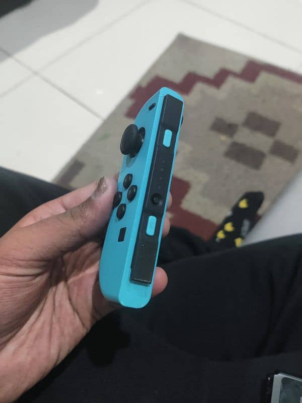 selling Nintendo switch V2 with box for cheap. 4