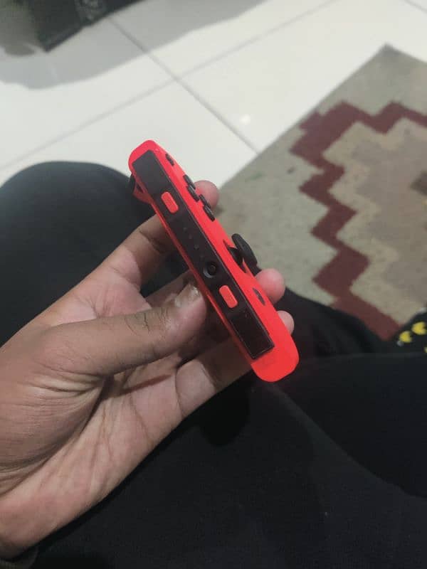 selling Nintendo switch V2 with box for cheap. 5