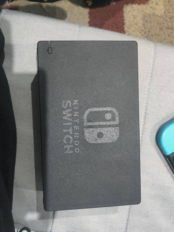 selling Nintendo switch V2 with box for cheap. 7