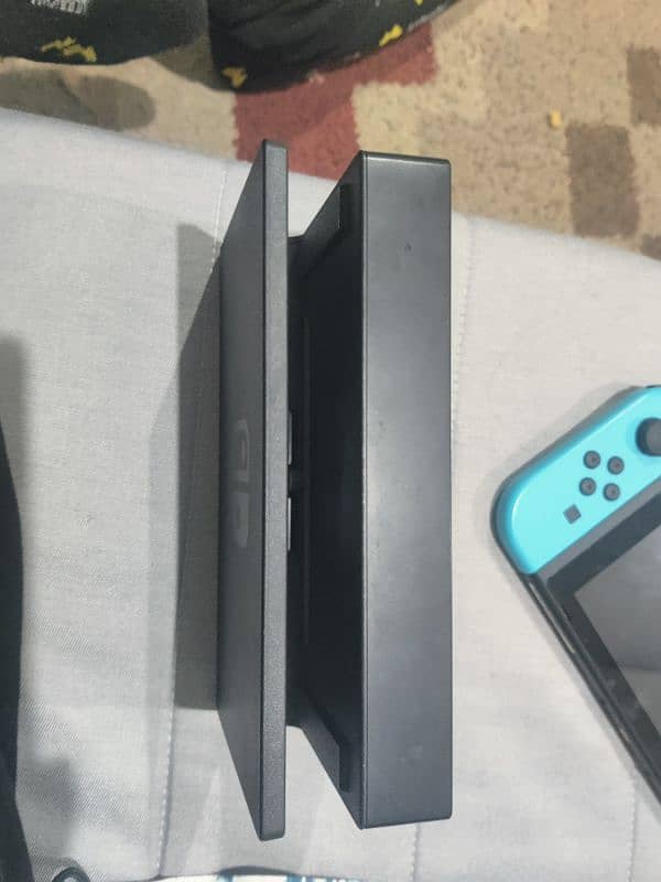 selling Nintendo switch V2 with box for cheap. 8